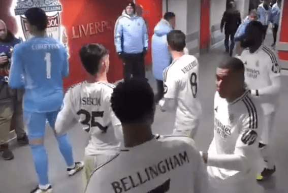 Jude Bellingham Cuekin Kylian Mbappe di Lorong Anfield!