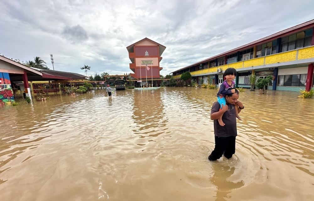 PM Anwar Larang Para Menterinya Cuti, Banjir Malaysia Makin Parah!