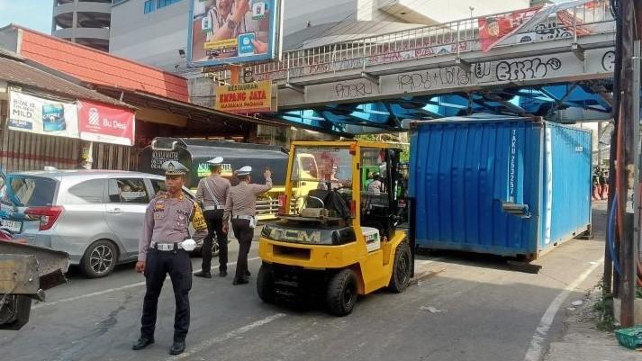 Truk Kontainer Tabrak Pembatas Jalan-Tersangkut di Jembatan Kereta Bogor, Pemotor Terluka
