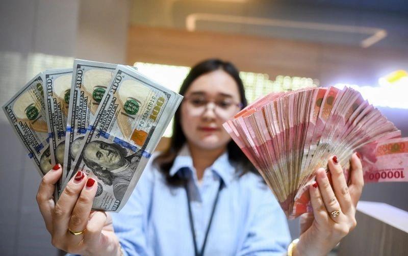 Penantian Isyarat Lebih Lanjut Soal Bunga Fed Bikin Rupiah Meriang