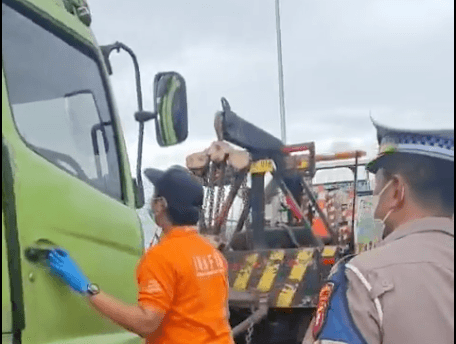 Truk Berhenti di Tol Arah Ancol Ternyata gegara Sopir Tewas
