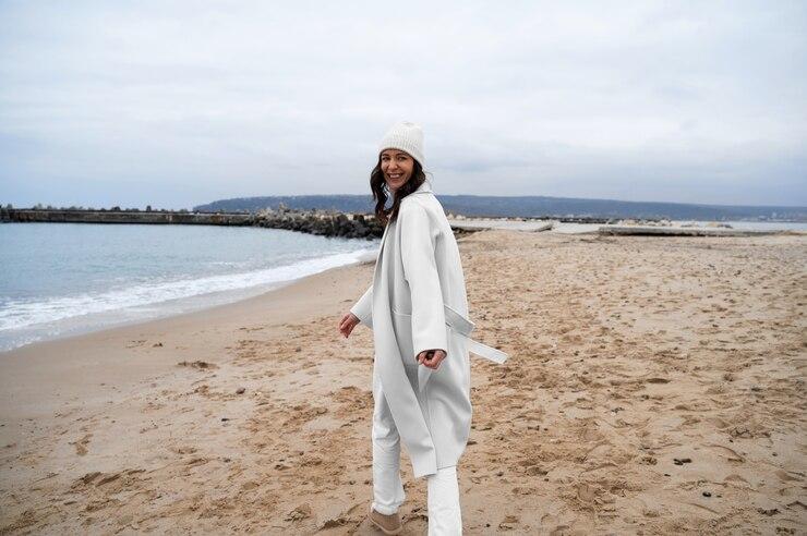 5 Pilihan Pakaian ke Pantai untuk Wanita yang Stylish dan Nyaman
