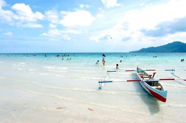 Bersantai di Pesisir Pantai Natsepa, Destinasi Legendaris di Ambon