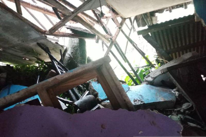 Cerita Sekeluarga Selamat dari Bencana Tanah Longsor di Sukabumi