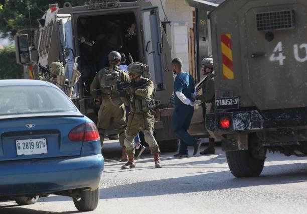 Warga Tepi Barat Bakar Ban Dibalas Rentetan Tembakan Militer Israel