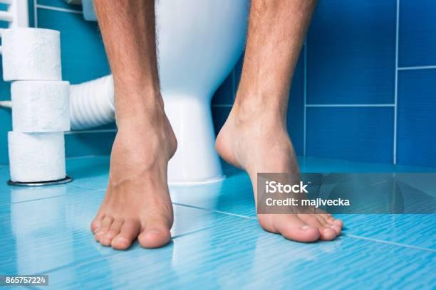 Ahli : Ini Bahaya Duduk di Toilet Lebih dari 10 Menit