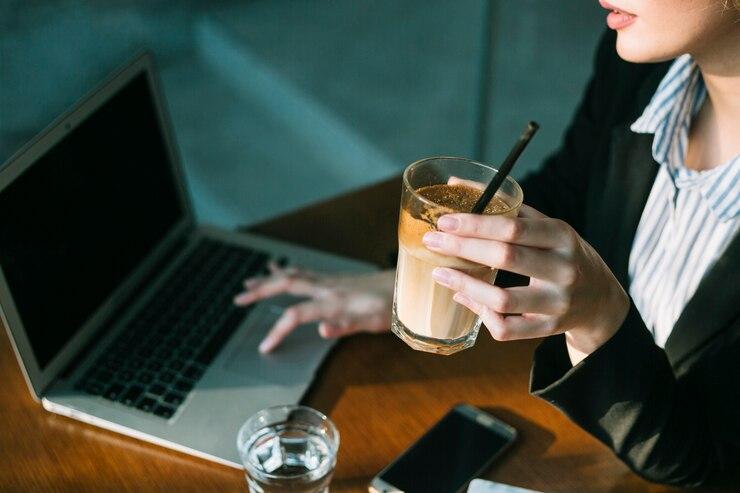 7 Tips Work From Cafe Bareng Teman untuk Tetap Produktif dan Seru