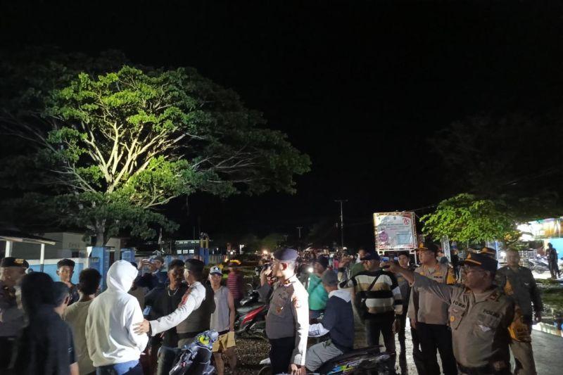 Unjuk Rasa di Kantor KPU SBT Berujung Ricuh, 2 Polisi Terluka