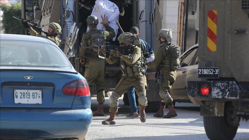 Israel Tahan 16 Warga Palestina dalam Razia di Tepi Barat