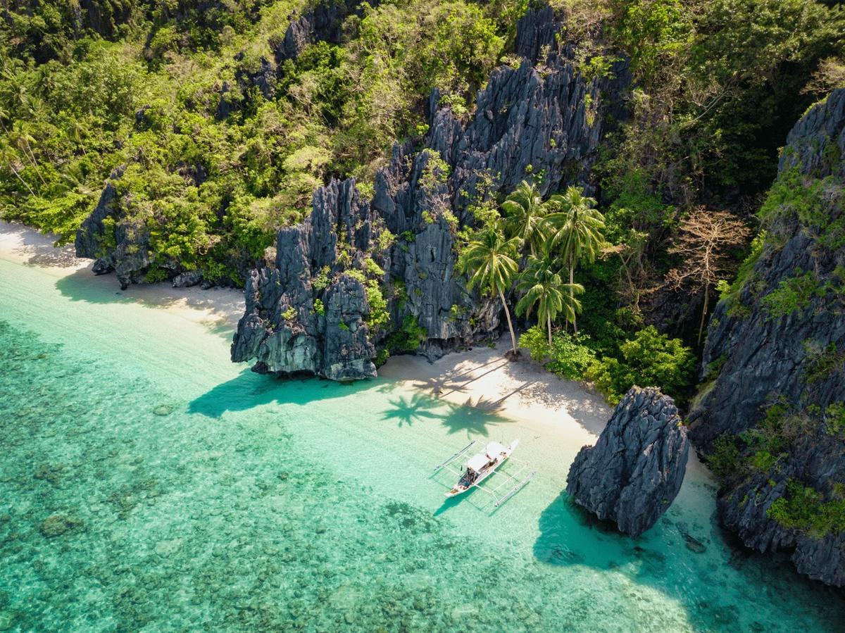 Pantai Entalula di Palawan: Destinasi Tropis dengan Air Biru Menawan