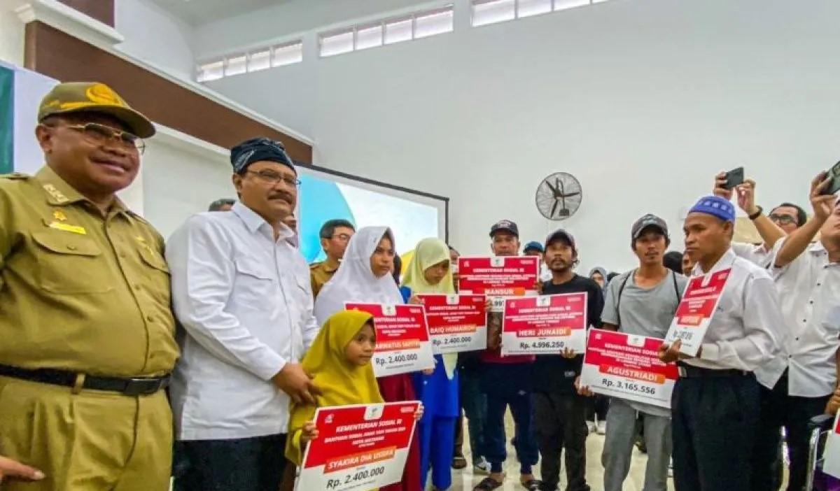 Mensos Serahkan Dana Bantuan Untuk Korban Banjir dan Longsor Sukabumi