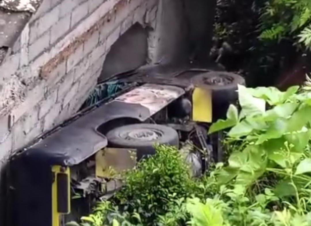 Diduga Sopir Ngantuk, Truk Sayur Terguling-Tabrak Rumah di Temanggung