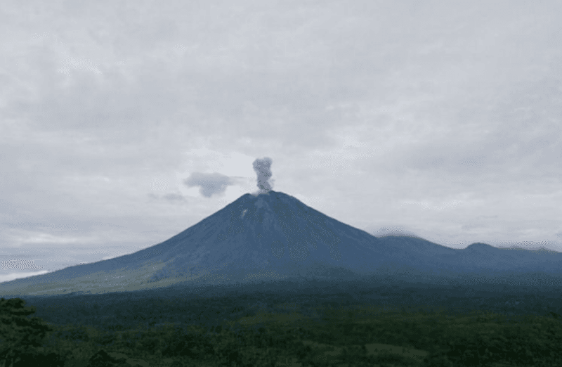 Gunung Semeru Erupsi Disertai Letusan Setinggi 1 Kilometer