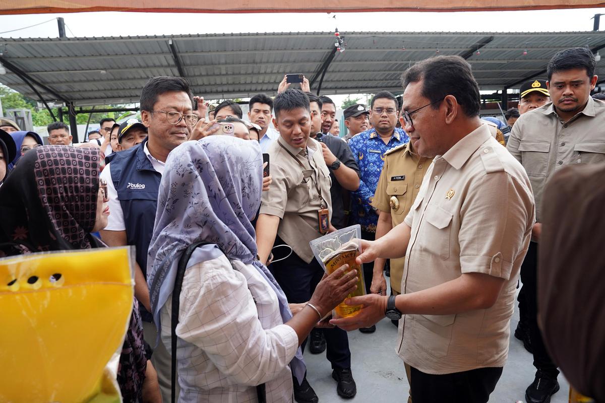 Mendag pada Gerakan Pangan Murah di Medan, Sumatra Utara