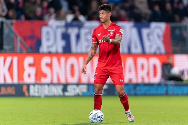 Mees Hilgers Ungkap Pernah Dihubungi Arne Slot, Pelatih Liverpool