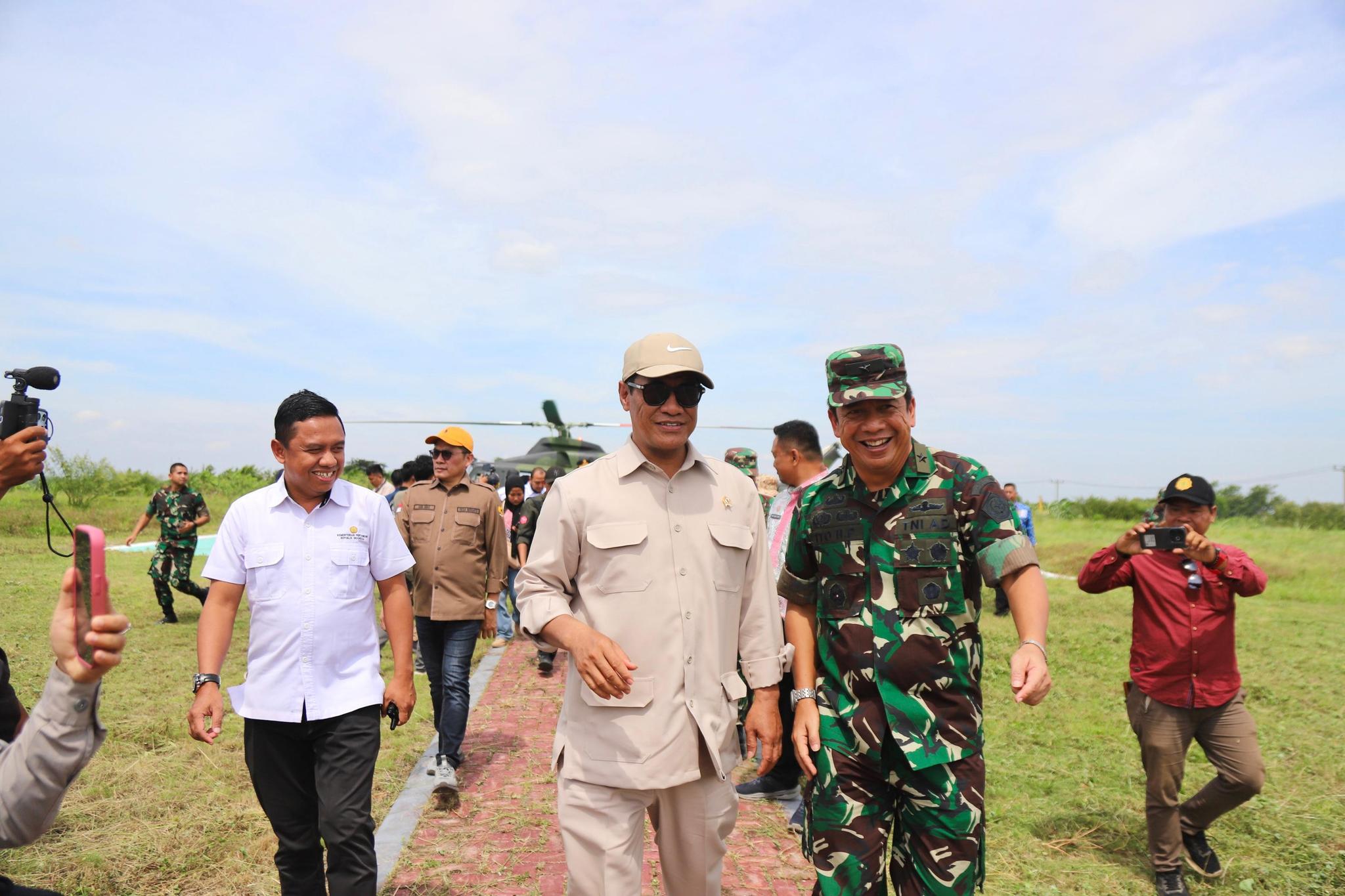 Sehari 4 Provinsi, Demi Swasembada Mentan Amran Hanya Istirahat di Heli dan Pesawat
