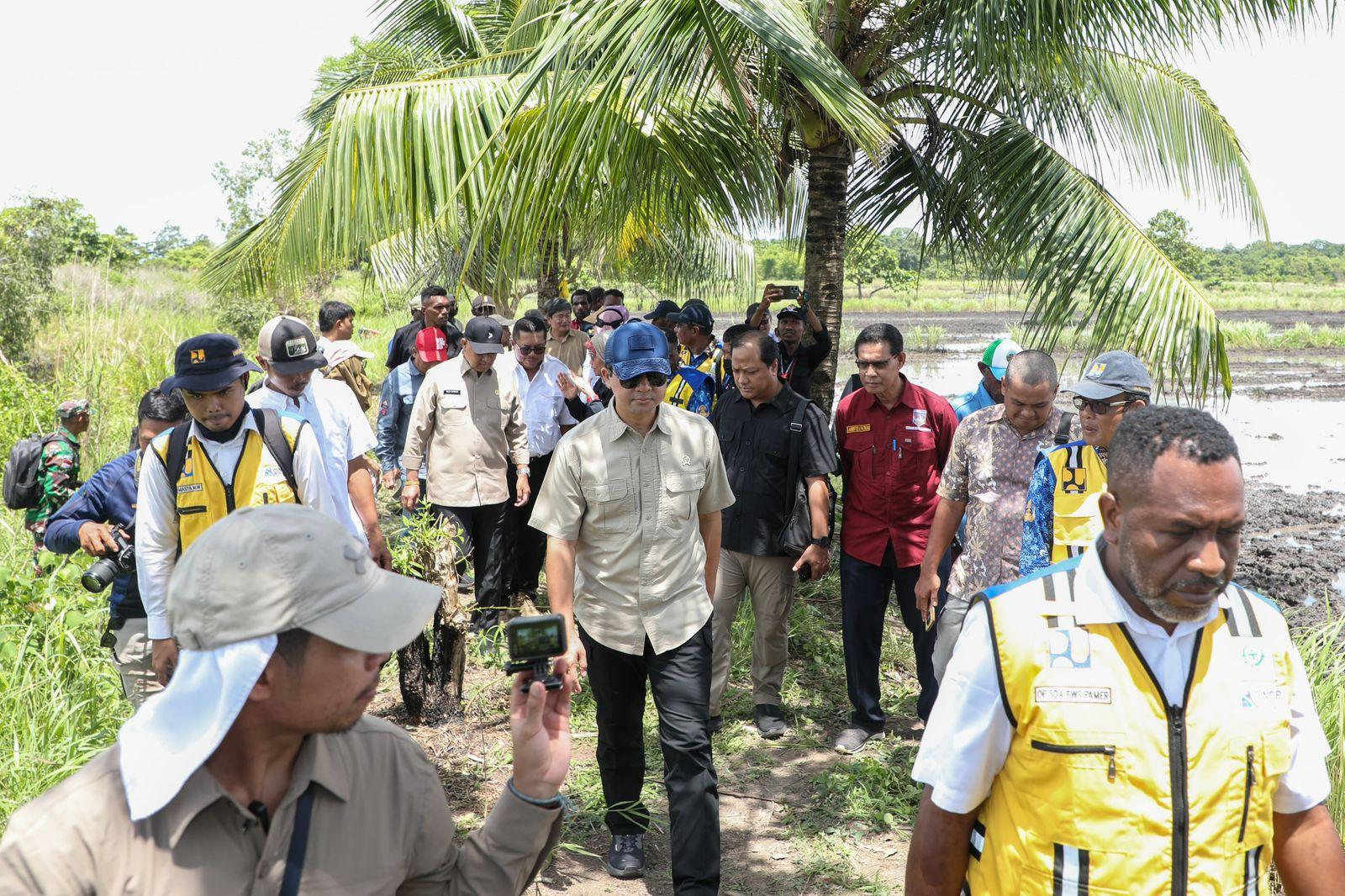 Kunjungi Kawasan Transmigrasi Salor, Menteri Transmigrasi Sampaikan Pesan Prabowo Bangun Papua