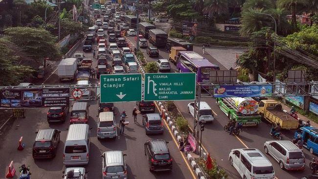Ribuan Kendaraan Padati Kawasan Puncak, Polisi Terapkan Sistem One Way