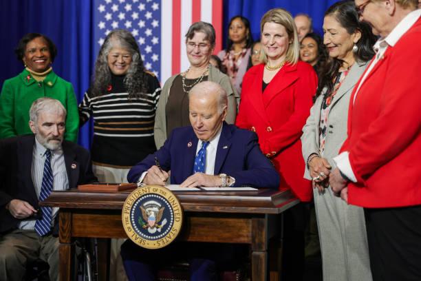 Jelang Lengser, Presiden Biden Teken 50 UU Baru