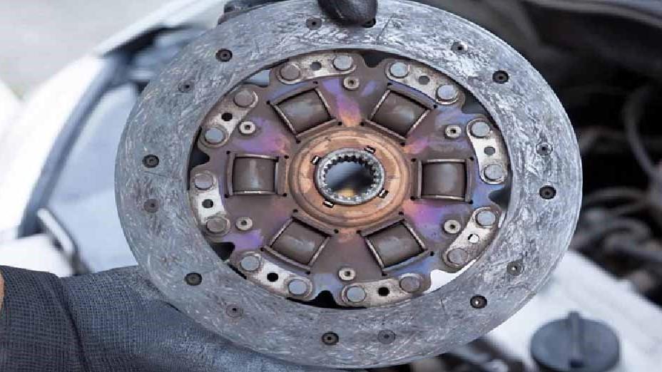 4 Kebiasaan Buruk yang Percepat Kerusakan Kampas Kopling Mobil Matic, Jangan Dianggap Remeh!