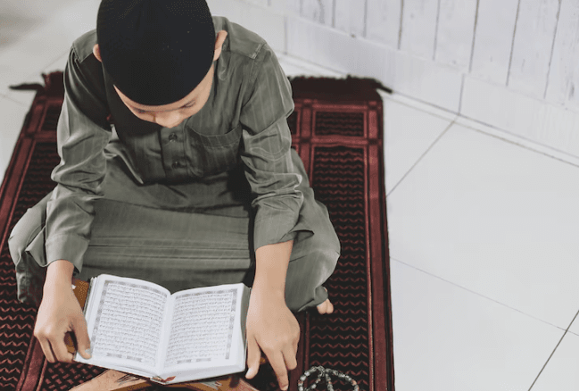 27 Arti Mimpi Melihat Orang Mengaji: Pesan Positif di Balik Tafsirnya