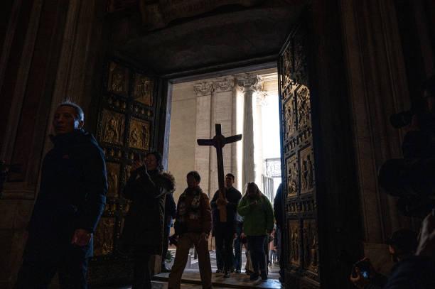 Sejarah Baru, Paus Fransiskus Buka "Pintu Suci" di Penjara Roma