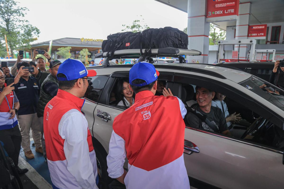 Pastikan Ketersediaan BBM Natal, Wamen BUMN dan Direksi Pertamina Tinjau Layanan SPBU