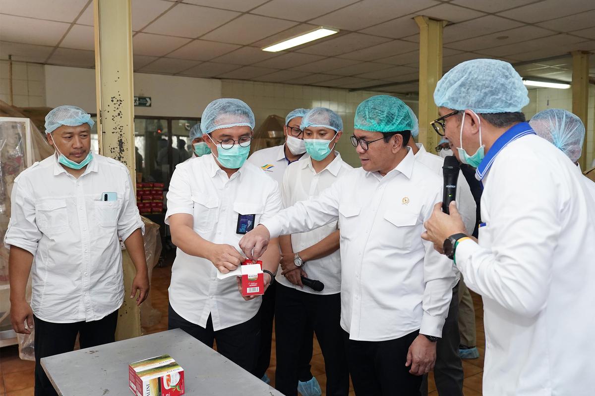 Mendag Mengunjungi Pabrik Teh Walini di Bandung