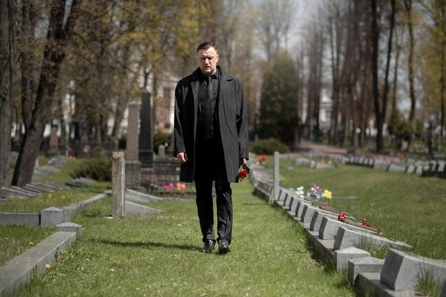 27 Arti Mimpi Berjalan Melewati Kuburan, Pertanda Apa?