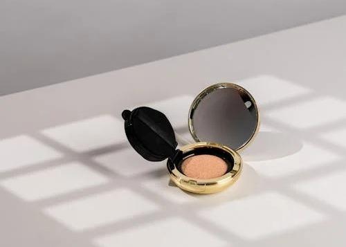 4 Manfaat Menggunakan Cushion untuk Merias Wajah