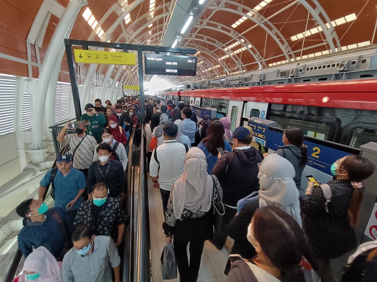 LRT Jabodebek Beroperasi Lebih Lama, Perhatikan Tarifnya untuk Tahun Barunya di Sini!