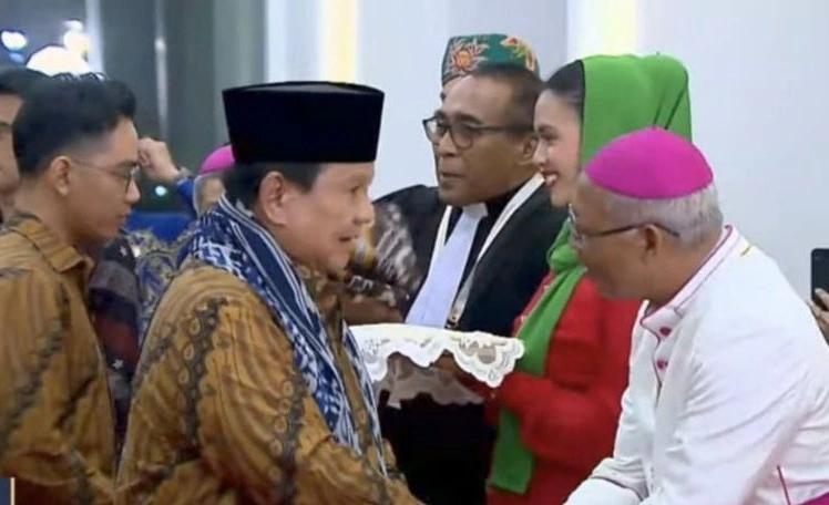 Di Perayaan Natal Nasional, Presiden Kenakan Kain Bentenan Minahasa