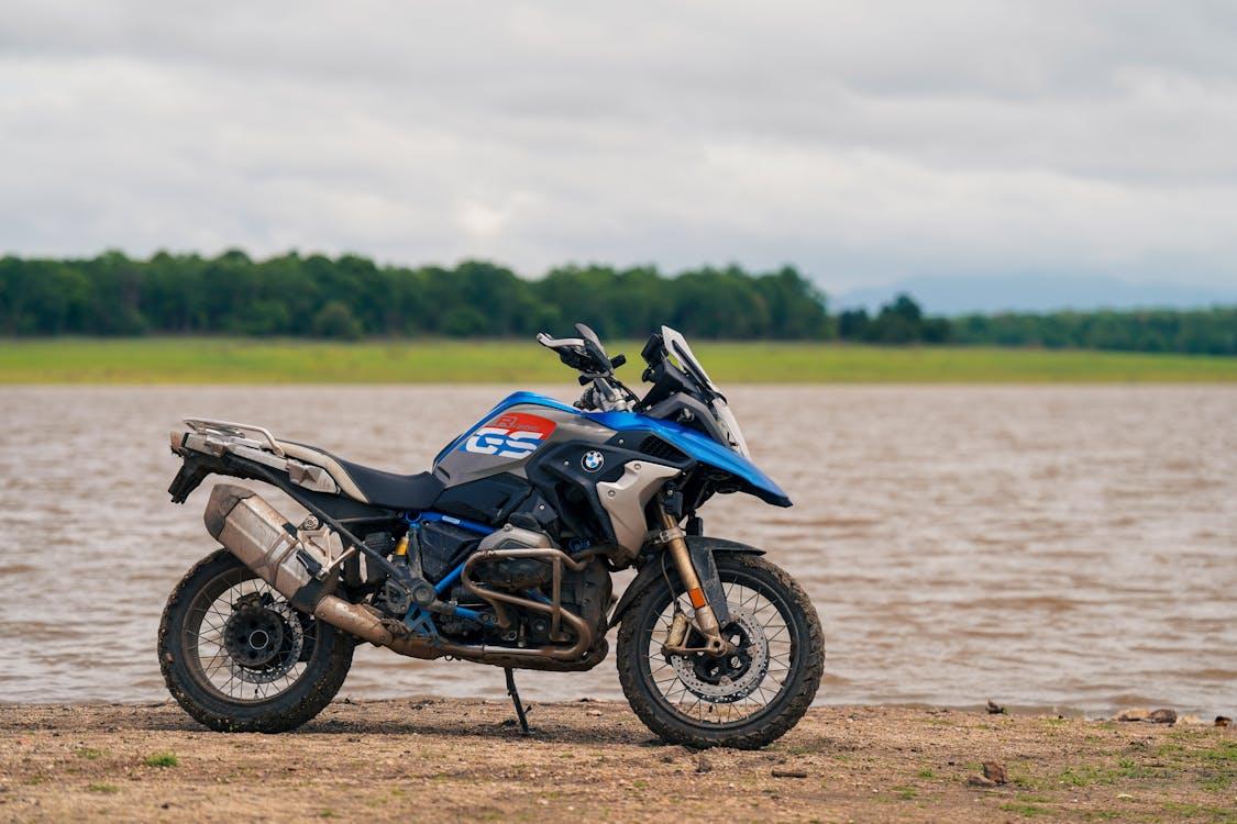 6 Tips Menjaga Pandangan Tetap Optimal saat Berkendara Motor