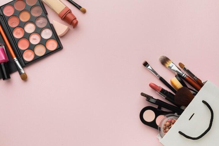 Kilas Balik Tren Make Up 2024: Dari Feathered Brow hingga Glass Skin