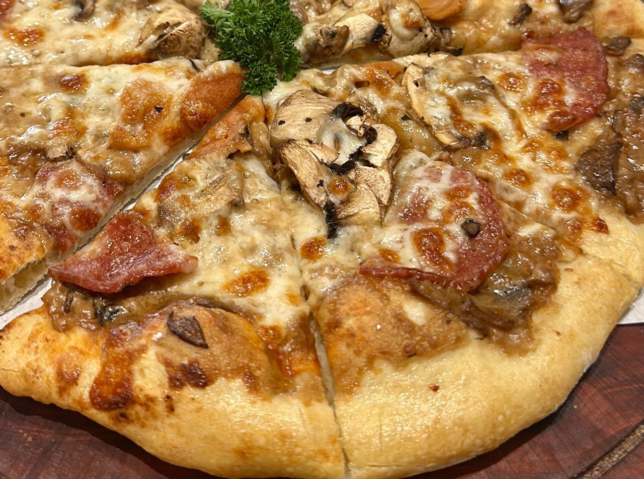 Untuk Menu Malam Tahun Baru, Ini Resep Smoked Beef & Mushroom Pizza yang Mudah Dibuat