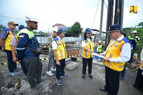 Wamen PU Himbau Percepatan Penggantian Jembatan Jetak di Pasuruan