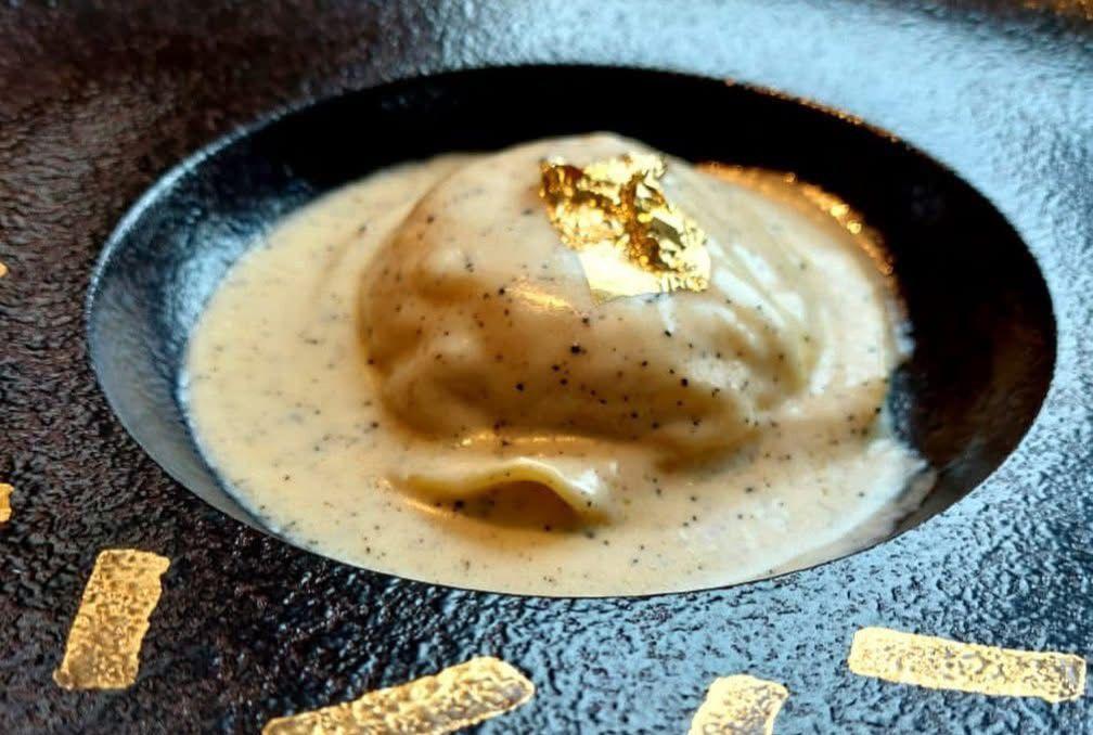 Menikmati Hidangan Mewah Berlapis Emas di Tom's, The Langham Jakarta