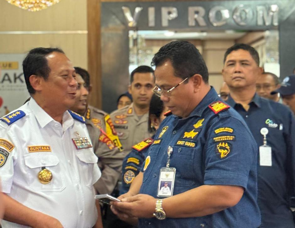 Monitoring Posko Nataru di Pelabuhan Bakauheni, Wamenhub: Arus Penyeberangan Jawa-Sumatera Aman dan Lancar