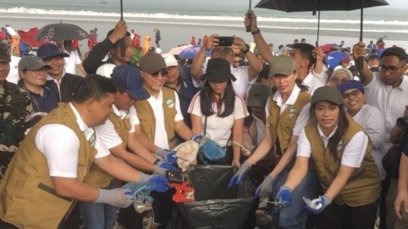 Empat Menteri Terjun Langsung Bersihkan Sampah di Kuta