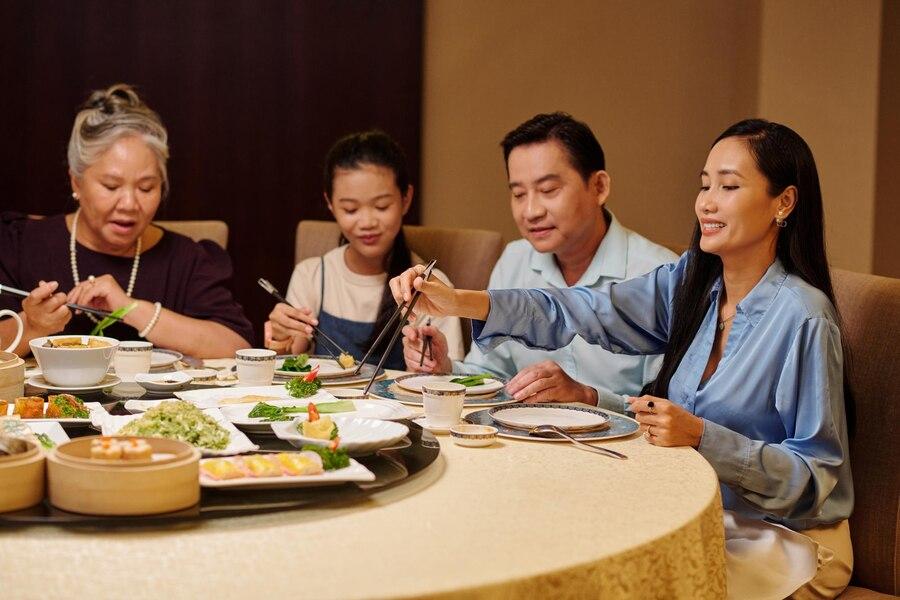 27 Arti Mimpi Makan Bersama Keluarga di Restoran: Simbol Keharmonisan dan Keterikatan Keluarga