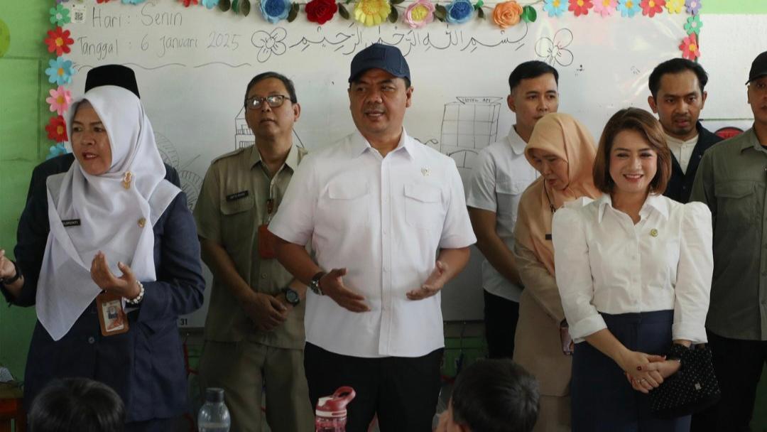 Wamensetneg Tinjau Pembagian Program MBG Perdana di Tahun 2025