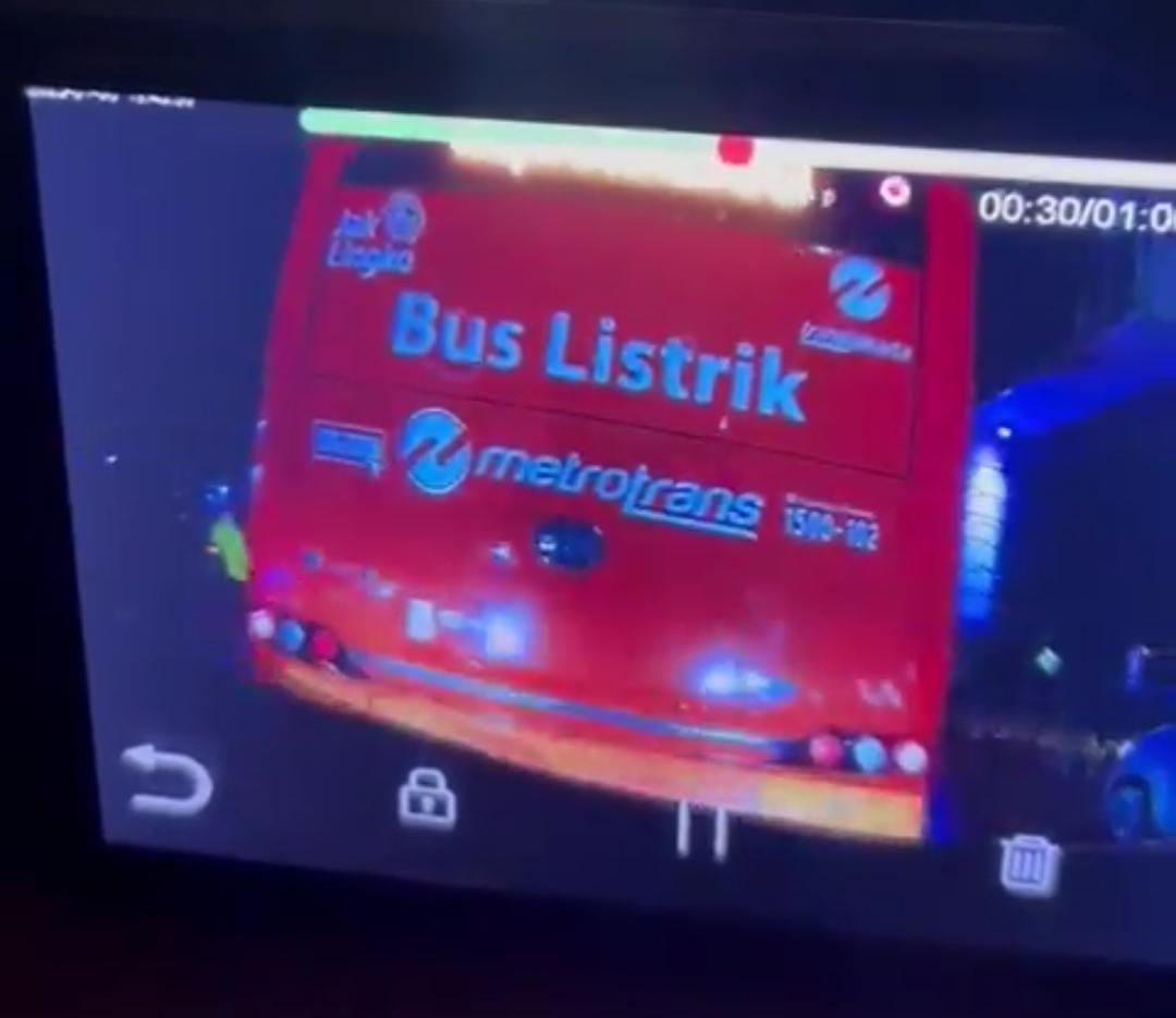 TransJakarta Kabur Usai Tabrak Mobil yang Ada di Belakangnya di Daerah Jaksel