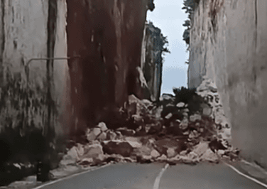 Tebing Barak Runtuh Akibat Hujan Deras, Wisata Pantai Pandawa Terganggu