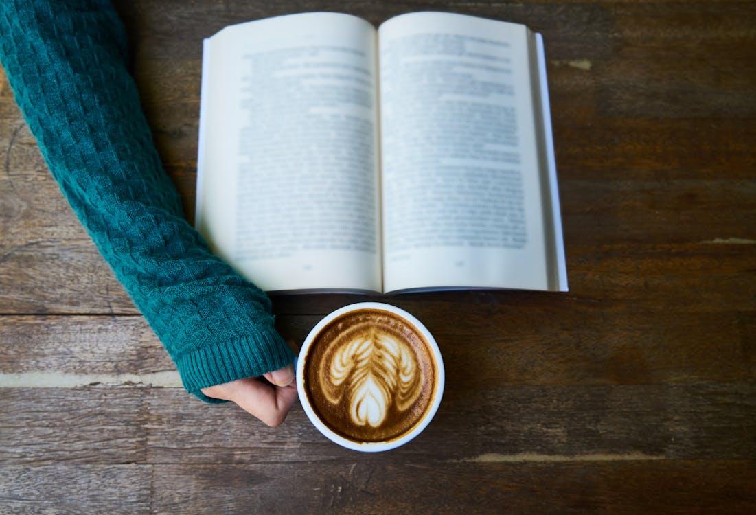 6 Rekomendasi Book Cafe di Indonesia yang Wajib Kamu Kunjungi
