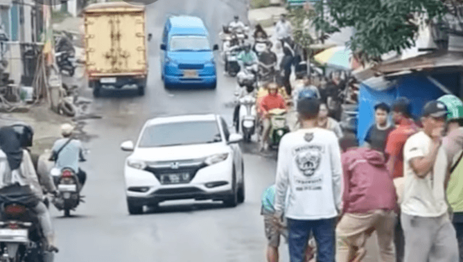 Viral! Ibu-ibu Pingsan Usai Tersangkut Kabel Menjuntai di Cibinong