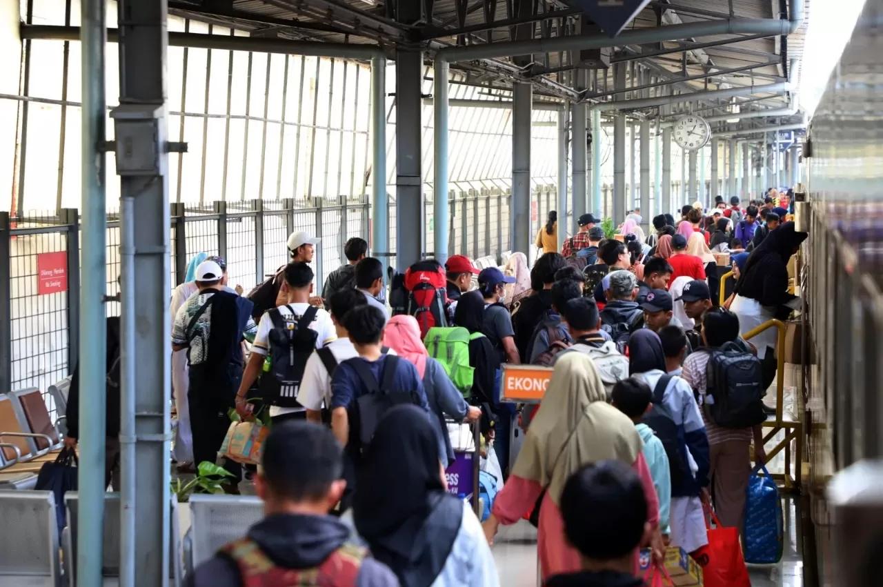 Inilah 10 Stasiun KA Jarak Jauh dengan Penumpang Tertinggi saat Nataru 2024/2025