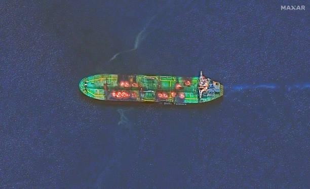 Kapal Tangki Minyak yang Terbakar di Laut Merah Akhirnya Diselamatkan