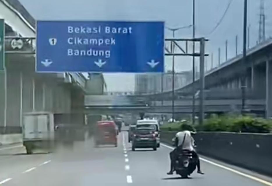Viral! Pemotor Bonceng Tiga Ugal-ugalan di Tol Cikampek Ditindak Polisi