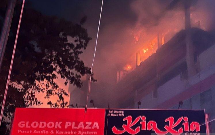 36 Mobil Petugas Damkar Dikerahkan untuk Kebakaran di Glodok Plaza