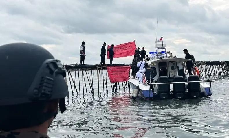 TNI AL Turun Tangan Bongkar Pagar Laut di Perairan Tangerang Bersama Masyarakat